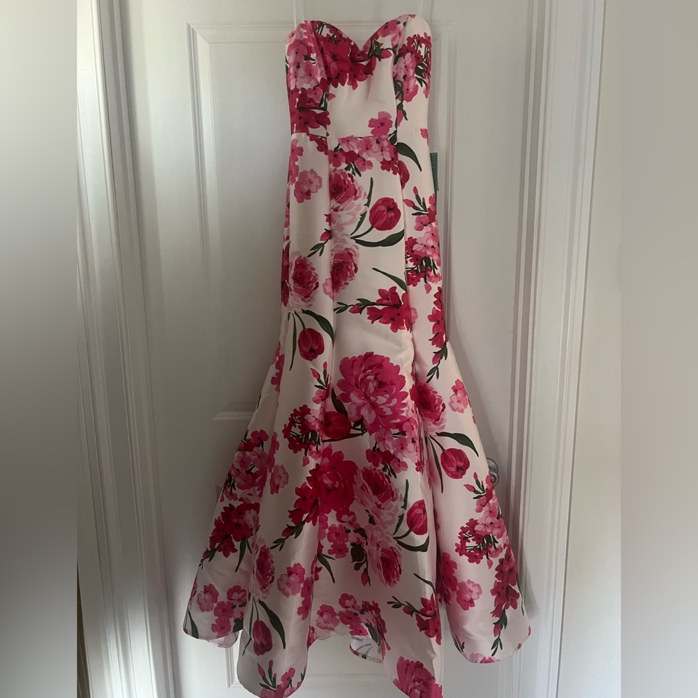🔥This Gown is EVERYTHING!
winter formal/Prom.Strapless floral mermaid style gown